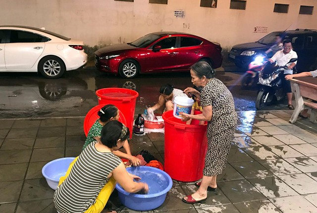 Hà Nội: Bị cắt nước, dân chung cư cao cấp xuống sảnh tòa nhà giặt giũ quần áo, rửa bát đũa - Ảnh 4.