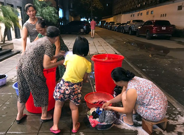 Hà Nội: Bị cắt nước, dân chung cư cao cấp xuống sảnh tòa nhà giặt giũ quần áo, rửa bát đũa - Ảnh 7.