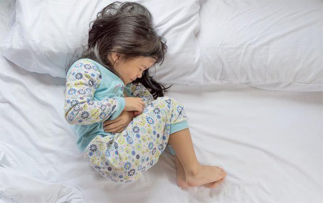 Trẻ đau bụng mà kèm thêm những triệu chứng như thế này thì nhanh chóng đưa trẻ đến bệnh viện   - Ảnh 2.