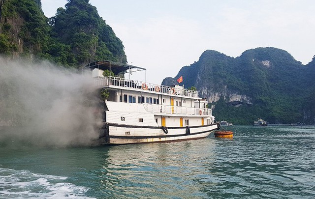 Tàu du lịch ở Quảng Ninh bất ngờ bốc cháy - Ảnh 1.