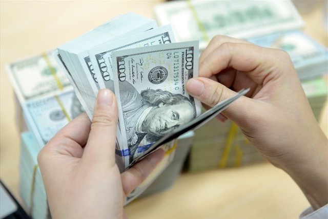 T&igrave;nh huống lạ, gi&aacute; USD đ&oacute;ng băng tại h&agrave;ng loạt ng&acirc;n h&agrave;ng - Ảnh 1.