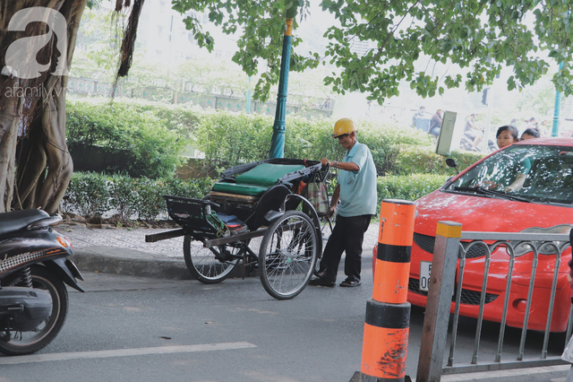 Chuyện người con trai 76 tuổi đạp xích lô nuôi mẹ già: Tiền dùng hết rồi có thể kiếm lại, chứ mẹ mình chỉ có một mà thôi - Ảnh 2.