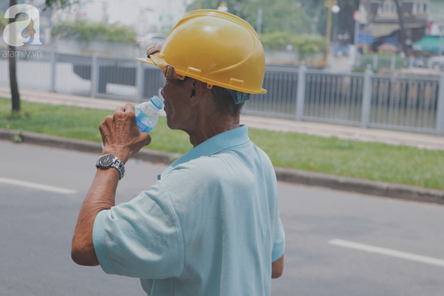 Chuyện người con trai 76 tuổi đạp xích lô nuôi mẹ già: Tiền dùng hết rồi có thể kiếm lại, chứ mẹ mình chỉ có một mà thôi - Ảnh 12.