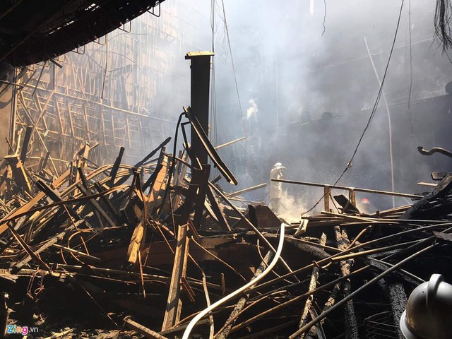 Khung cảnh đổ nát, sân khấu cháy thành than bên trong Cung Việt Xô - Ảnh 5.