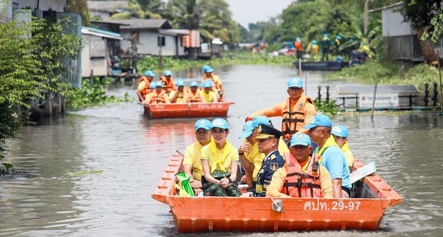 Hoàng quý phi Thái Lan lẻ loi đi sự kiện một mình, gây bất ngờ với phong cách hoàn toàn trái ngược với Hoàng hậu - Ảnh 5.