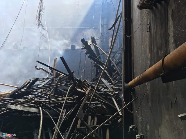 Khung cảnh đổ nát, sân khấu cháy thành than bên trong Cung Việt Xô - Ảnh 6.