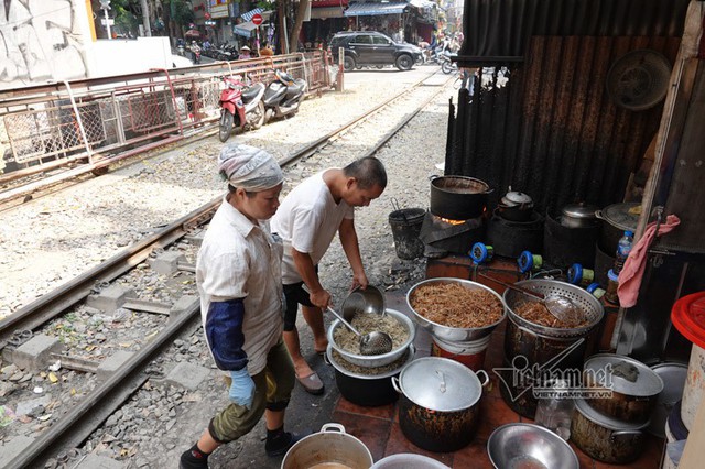 Phạt bán cà phê đường tàu ở Hà Nội như bắt cóc bỏ đĩa - Ảnh 2.
