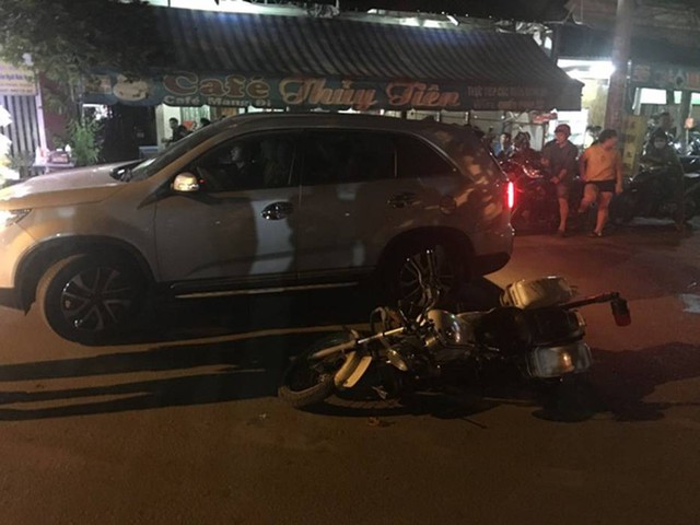 Tài xế ô tô bỏ chạy, tông ngã xe CSGT khi bị yêu cầu dừng kiểm tra nồng độ cồn - Ảnh 2.