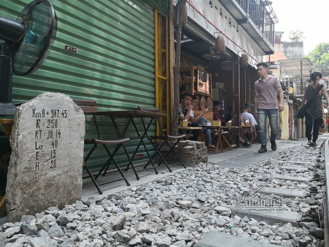 Phạt bán cà phê đường tàu ở Hà Nội như bắt cóc bỏ đĩa - Ảnh 11.