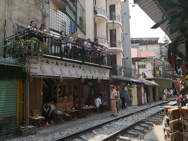 Phạt bán cà phê đường tàu ở Hà Nội như bắt cóc bỏ đĩa - Ảnh 12.
