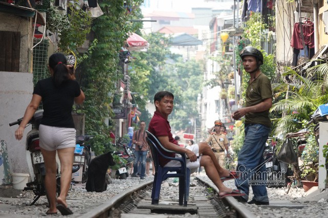 Phạt bán cà phê đường tàu ở Hà Nội như bắt cóc bỏ đĩa - Ảnh 3.