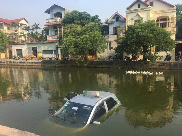 Hiện trường xe taxi chìm nghỉm giữa hồ khiến dân mạng tranh luận không ngừng về nguyên nhân - Ảnh 3.