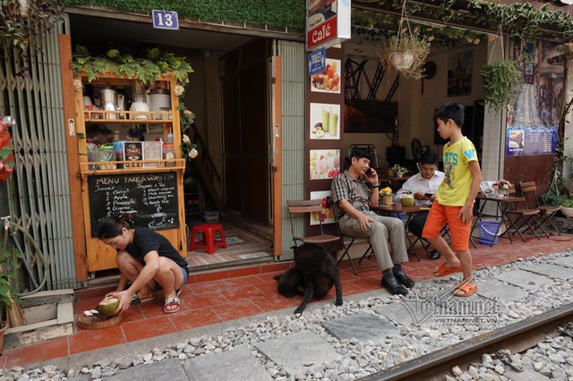 Phạt bán cà phê đường tàu ở Hà Nội như bắt cóc bỏ đĩa - Ảnh 8.