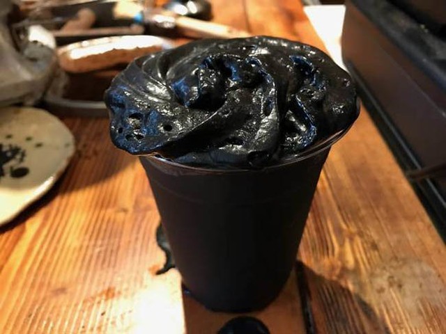  Ly cà phê đen sì như nhựa đường cô đặc này đang làm mưa làm gió ẩm thực thế giới  - Ảnh 1.