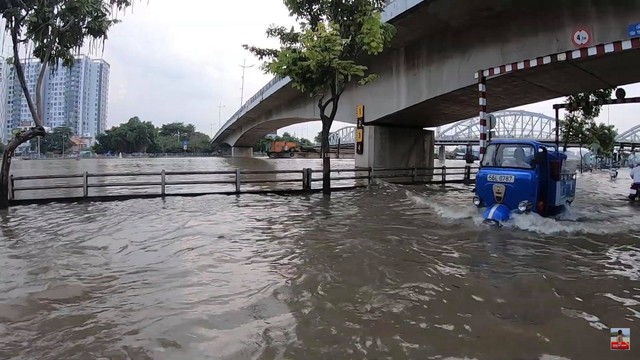 Hôm nay, triều cường ở TP.HCM có nơi ngập quá đầu người lớn - Ảnh 1.