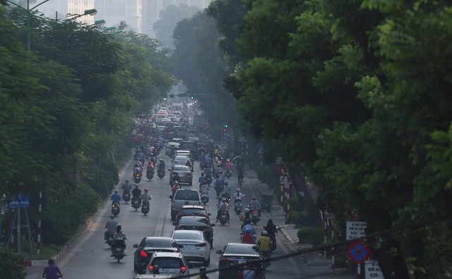 Hà Nội trong những ngày không khí ô nhiễm nặng: 60-70% bụi mịn do ô tô, xe máy thải ra - Ảnh 3.