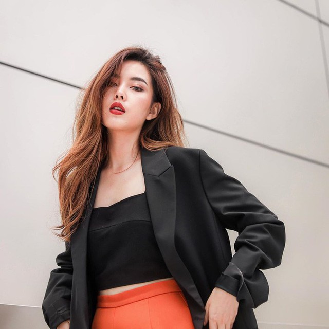 Để diện blazer sexy mà không bị dừ, chị em nên sắm ngay crop top hoặc áo lót thật xịn - Ảnh 1.