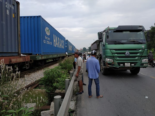 Hà Nội: Một người đàn ông bị tàu hỏa tông tử vong - Ảnh 1.