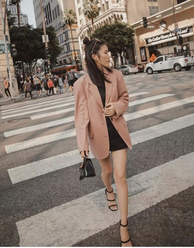 Quần short   blazer: Có cả loạt cách mix đồ giúp chân dài phải biết cho style của các nàng tuổi băm - Ảnh 1.