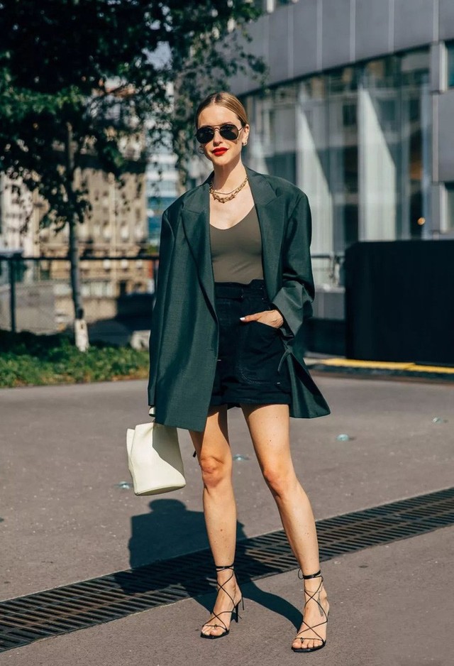 Quần short   blazer: Có cả loạt cách mix đồ giúp chân dài phải biết cho style của các nàng tuổi băm - Ảnh 9.