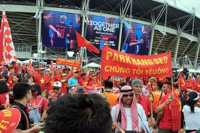 CĐV Việt nhuộm đỏ màu cờ sắc áo trước SVĐ Thammasat trước trận gặp Thái Lan - Ảnh 1.