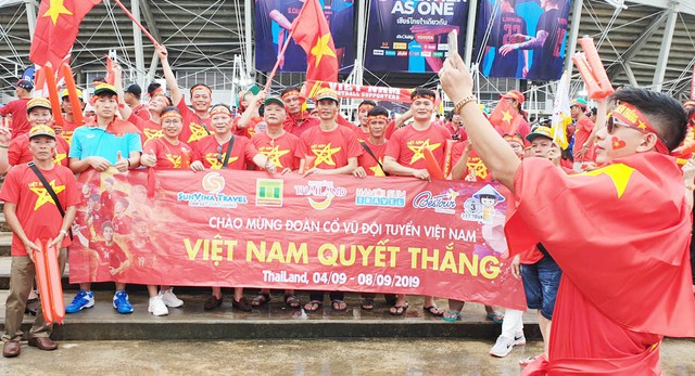 CĐV Việt nhuộm đỏ màu cờ sắc áo trước SVĐ Thammasat trước trận gặp Thái Lan - Ảnh 2.