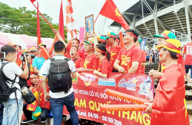 CĐV Việt nhuộm đỏ màu cờ sắc áo trước SVĐ Thammasat trước trận gặp Thái Lan - Ảnh 4.