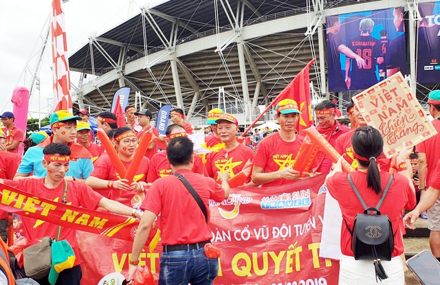 CĐV Việt nhuộm đỏ màu cờ sắc áo trước SVĐ Thammasat trước trận gặp Thái Lan - Ảnh 5.