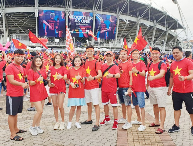 CĐV Việt nhuộm đỏ màu cờ sắc áo trước SVĐ Thammasat trước trận gặp Thái Lan - Ảnh 6.