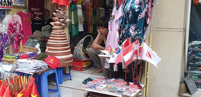 Phố cổ Hà Nội nhộn nhịp cờ hoa trước giờ G trận đấu Việt Nam - Thái Lan - Ảnh 8.