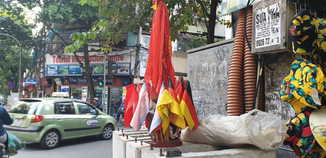 Phố cổ Hà Nội nhộn nhịp cờ hoa trước giờ G trận đấu Việt Nam - Thái Lan - Ảnh 7.