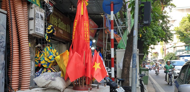 Phố cổ Hà Nội nhộn nhịp cờ hoa trước giờ G trận đấu Việt Nam - Thái Lan - Ảnh 4.