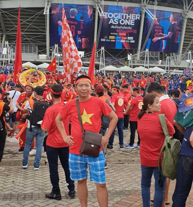 CĐV Việt nhuộm đỏ màu cờ sắc áo trước SVĐ Thammasat trước trận gặp Thái Lan - Ảnh 7.