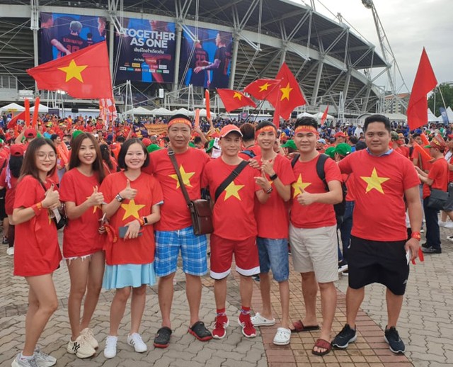 CĐV Việt nhuộm đỏ màu cờ sắc áo trước SVĐ Thammasat trước trận gặp Thái Lan - Ảnh 11.