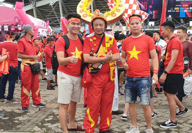 CĐV Việt nhuộm đỏ màu cờ sắc áo trước SVĐ Thammasat trước trận gặp Thái Lan - Ảnh 12.