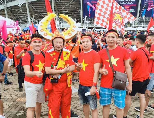 CĐV Việt nhuộm đỏ màu cờ sắc áo trước SVĐ Thammasat trước trận gặp Thái Lan - Ảnh 13.