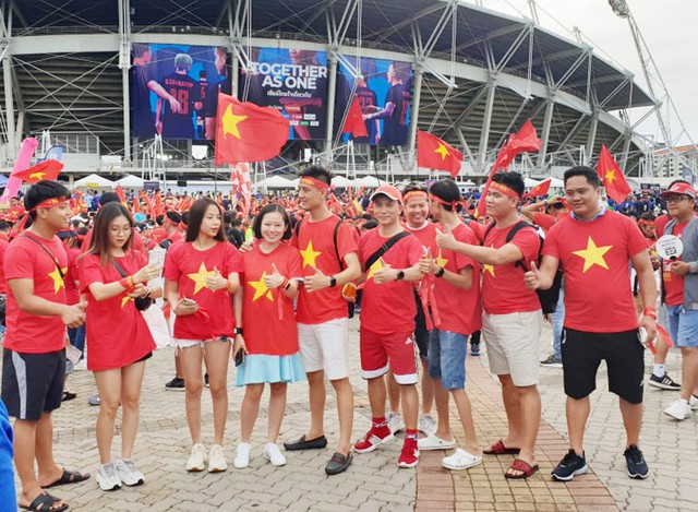 CĐV Việt nhuộm đỏ màu cờ sắc áo trước SVĐ Thammasat trước trận gặp Thái Lan - Ảnh 14.