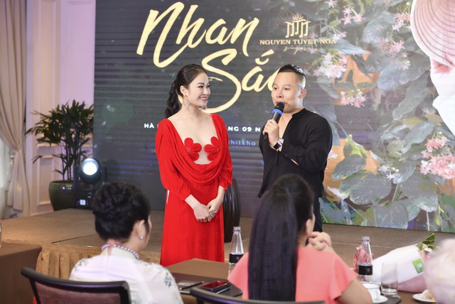 Ca sĩ Đinh Hiền Anh, ông bầu Vũ Khắc Tiệp chúc mừng Tuyết Nga ra mắt MV mới - Ảnh 4.