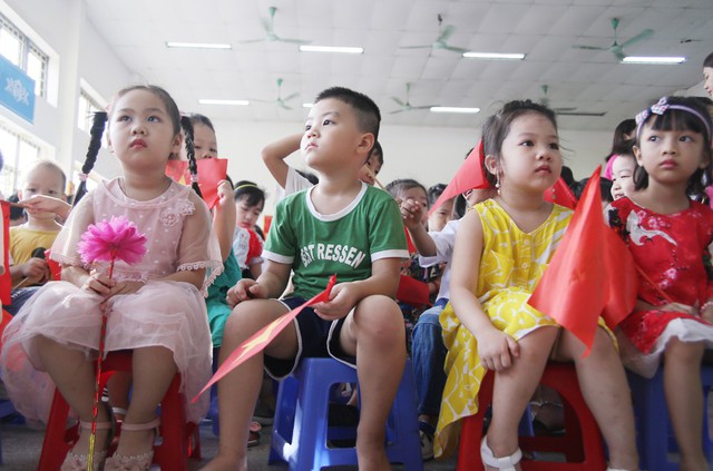 Xúc động học sinh hát Quốc ca bằng tay trong lễ khai giảng tại ngôi trường đặc biệt nhất Hà Nội - Ảnh 11.