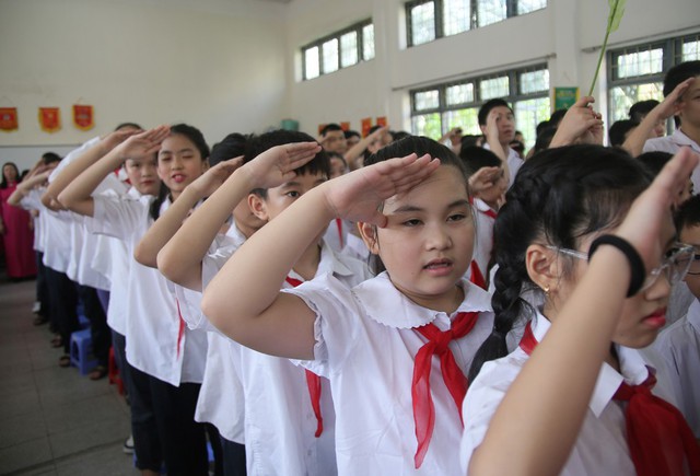 Xúc động học sinh hát Quốc ca bằng tay trong lễ khai giảng tại ngôi trường đặc biệt nhất Hà Nội - Ảnh 2.