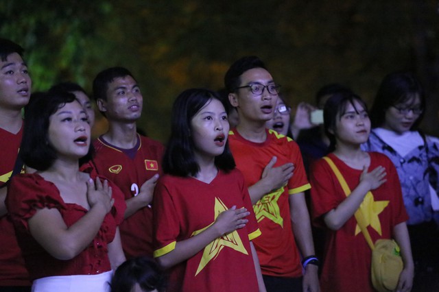CĐV Thủ đô cháy hết mình cổ vũ hi vọng Việt Nam chiến thắng 1-0 trước Thái Lan - Ảnh 1.