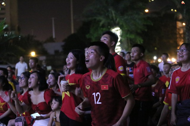 CĐV Thủ đô cháy hết mình cổ vũ hi vọng Việt Nam chiến thắng 1-0 trước Thái Lan - Ảnh 3.