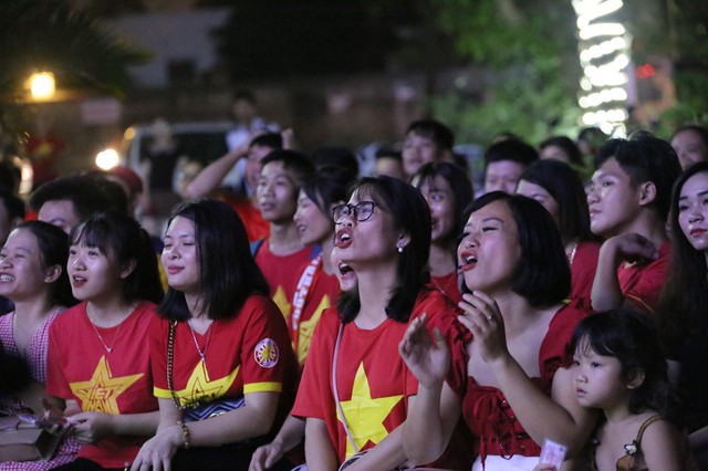 CĐV Thủ đô cháy hết mình cổ vũ hi vọng Việt Nam chiến thắng 1-0 trước Thái Lan - Ảnh 5.