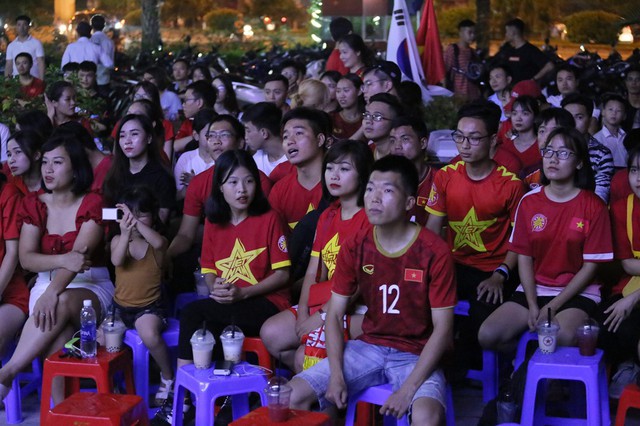 CĐV Thủ đô cháy hết mình cổ vũ hi vọng Việt Nam chiến thắng 1-0 trước Thái Lan - Ảnh 11.