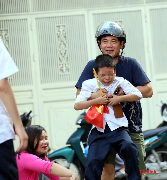 Bộ ảnh ghi lại khoảnh khắc đáng yêu của cậu bé trong ngày khai giảng năm học mới gây sốt mạng xã hội - Ảnh 7.