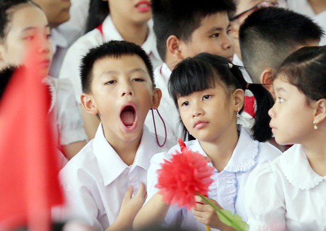 Những khoảnh khắc vô cùng đáng yêu của các bé học sinh trong ngày khai giảng năm học mới - Ảnh 2.