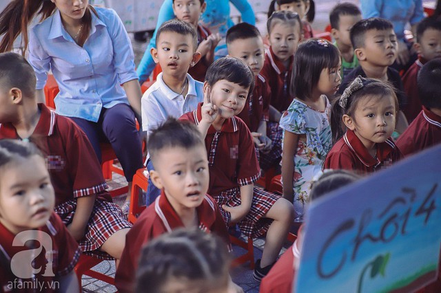 Thu Thủy cùng chồng kém 10 tuổi hào hứng đưa bé Henry tới trường trong ngày khai giảng năm học mới, bỏ qua loạt ồn ào không đáng có - Ảnh 11.