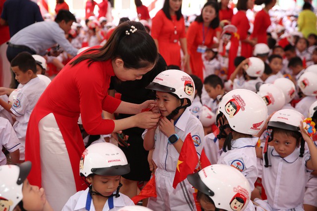 Honda Việt Nam trao tặng Mũ bảo hiểm cho học sinh lớp Một toàn quốc năm học 2019 – 2020 - Ảnh 3.