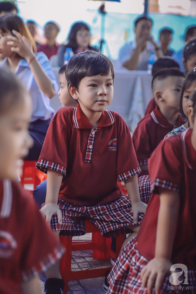 Thu Thủy cùng chồng kém 10 tuổi hào hứng đưa bé Henry tới trường trong ngày khai giảng năm học mới, bỏ qua loạt ồn ào không đáng có - Ảnh 10.