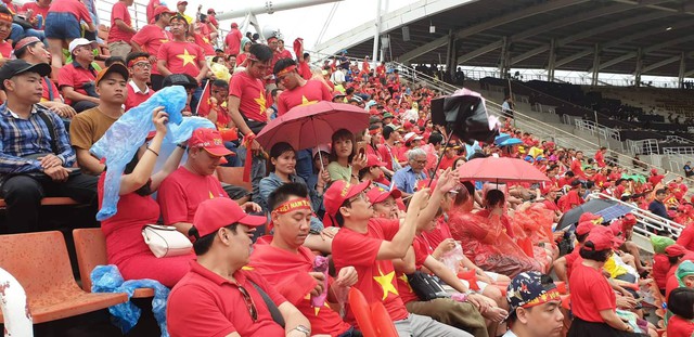 CĐV Việt nhuộm đỏ màu cờ sắc áo trước SVĐ Thammasat trước trận gặp Thái Lan - Ảnh 8.